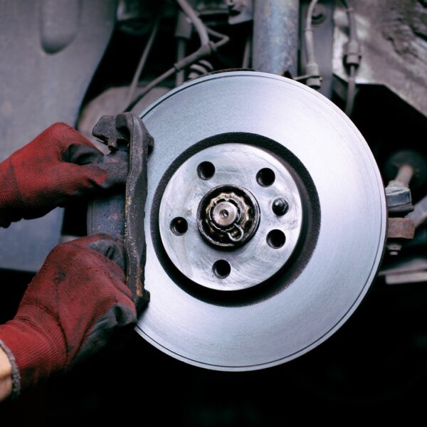 Jak samodzielnie wymienić klocki hamulcowe?