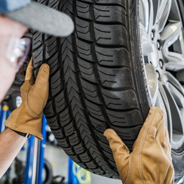 Jak wybrać odpowiednie opony do swojego samochodu?