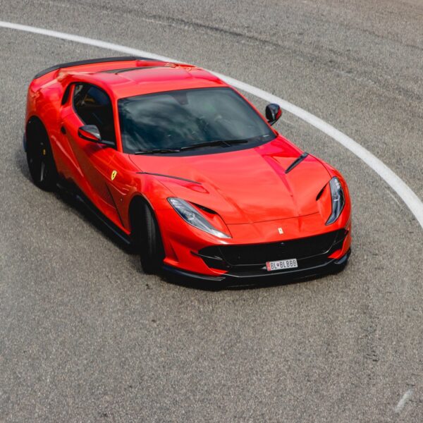 Jazda na torze wyścigowym – adrenalina i motoryzacyjne emocje.