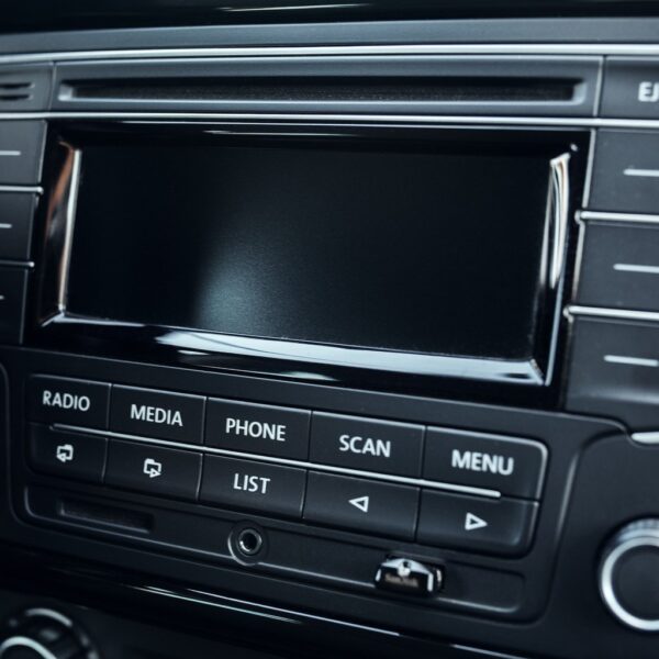 Jakie technologi multimedialne oferują nowoczesne samochody?