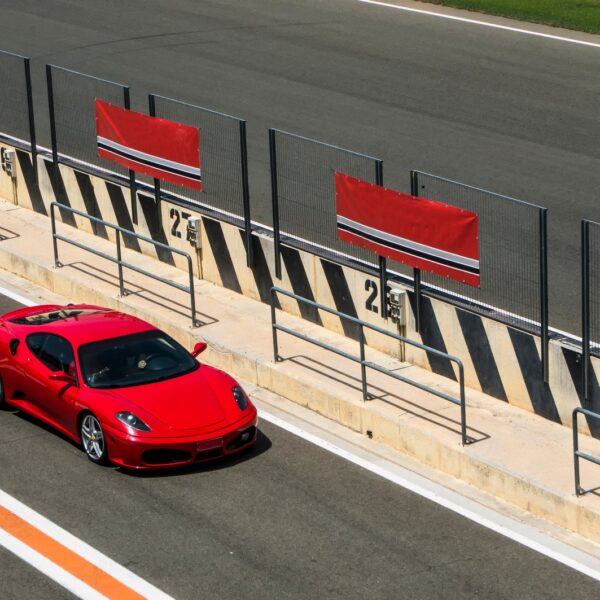 Historia marki Ferrari – od Enzo do współczesnych supercarów.