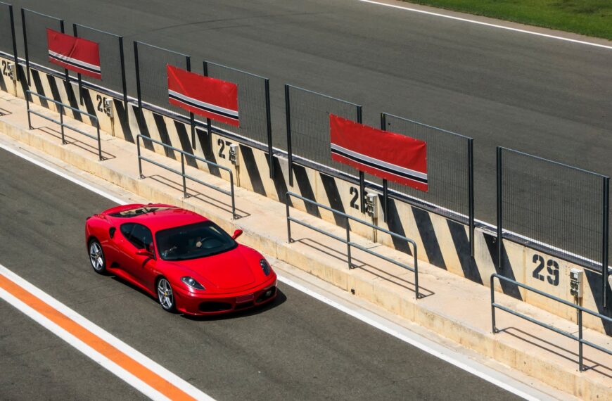 Historia marki Ferrari – od Enzo do współczesnych supercarów.
