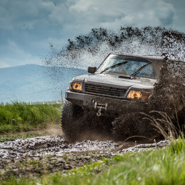 Najlepsze samochody terenowe na wymagające trasy.