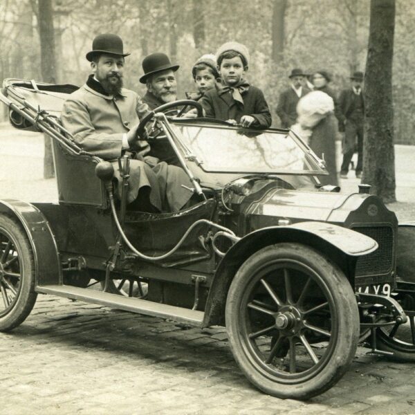 Historia motoryzacyjnego designu: Od klasycznych sylwetek do futurystycznych kształtów