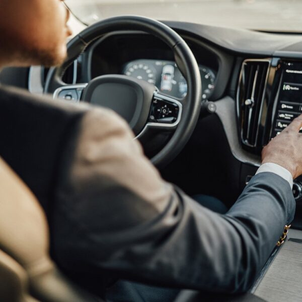 Ewolucja systemów bezpieczeństwa w samochodach: od pierwszych pasów po nowoczesne technologie.