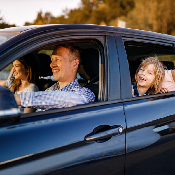 Jak zorganizować dłuższą podróż samochodową z przyjaciółmi? Wskazówki dotyczące logistyki i bezpieczeństwa.