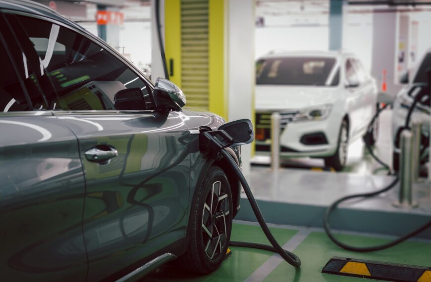 Największe mity związane z samochodami elektrycznymi i jak sobie z nimi radzić.