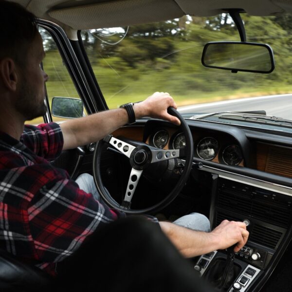 Przewodnik po retrofittingu: czy warto modernizować klasyczny samochód?