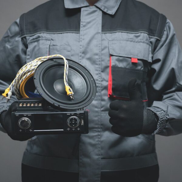 Historia systemów audio w samochodach: od radia do zaawansowanych systemów dźwiękowych.