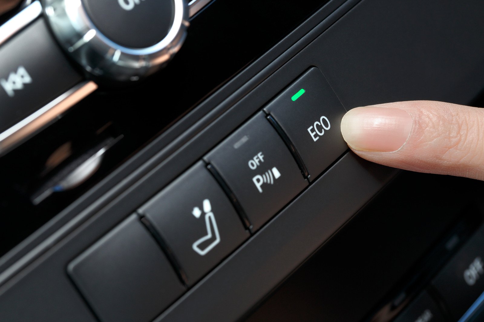 Jakie kroki podjąć, aby zmniejszyć ślad węglowy swojego samochodu i prowadzić bardziej ekologicznie?