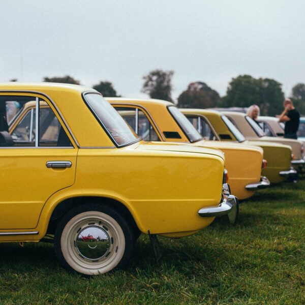 Samochody retro z lat ’80 i ’90: moda na klasykę powraca.