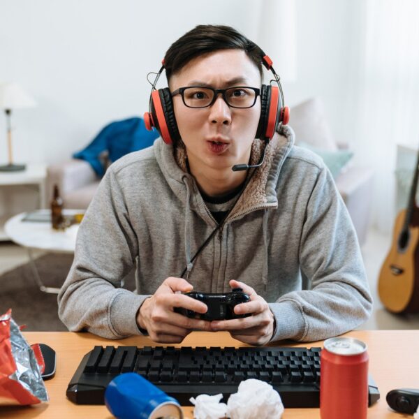 Wpływ gier wideo na pasję do motoryzacji: od Gran Turismo do symulatorów wyścigowych.